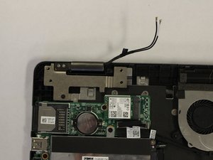 Langkah 3 — Lepas Kabel Antena dan Layar