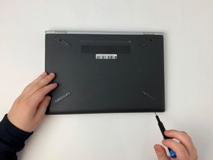 Langkah 4 — Lepaskan Tutup Bawah Laptop