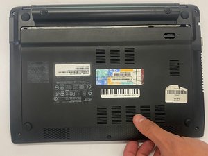 Langkah 2 — Lepaskan Kabel Ribbon Touchpad