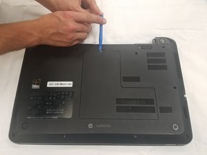 Langkah 3 — Lepaskan Panel Belakang