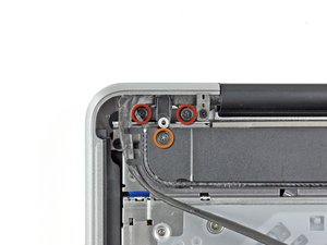 Langkah 4 — Menghilangkan Screws dan Bracket Kamera