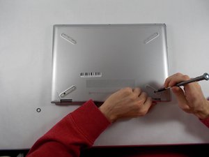 Langkah 2 — Buka Bagian Belakang Laptop