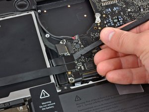 Langkah 5 — Mengeluarkan Kabel Hard Drive, Optical Drive, dan Trackpad