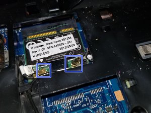 Langkah 4 — Lepaskan Konektor WiFi