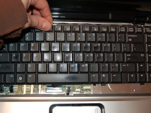 Langkah 8 — Mengangkat Keyboard