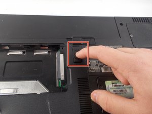 Langkah 2 — Lepaskan Tab Baterai dan Buka Keyboard