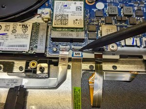 Langkah 6 — Kunci Konektor Kabel SATA