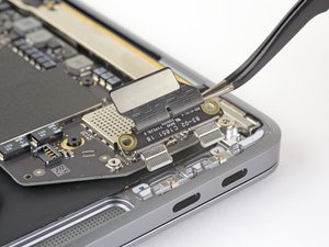 Langkah 4 — Lepaskan Papan USB-C
