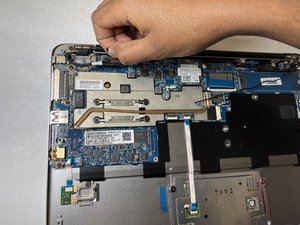 Langkah 5 — Mengangkat Kabel Wi-Fi