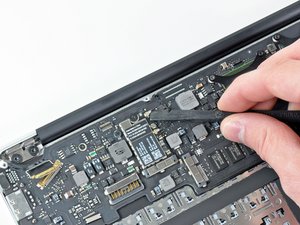 Langkah 7 — Lepaskan Logic Board
