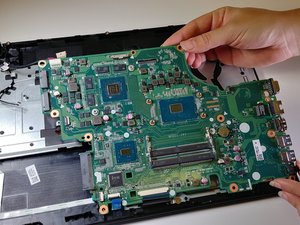 Langkah 7 — Mengangkat Motherboard