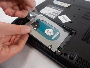 Langkah 4 — Lepaskan Hard Disk dari Slotnya