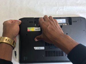 Langkah 2 — Mengganti Baterai CMOS
