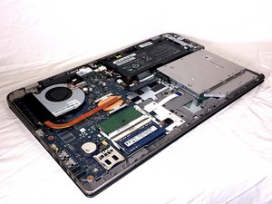 Langkah 3 — Melepas Tutup Belakang Laptop