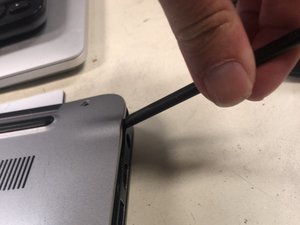 Langkah 2 — Mengangkat Casing Laptop