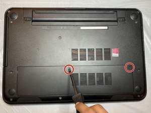 Langkah 1 — Membuka Tutup Slot RAM