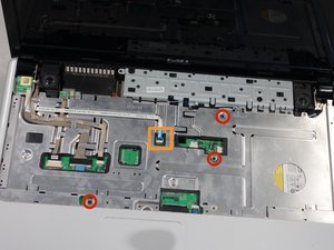 Langkah 5 — Melepas Screws dan Tutup Panel