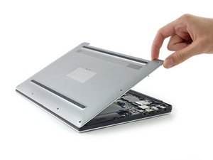 Langkah 5 — Mengangkat Tutup Bawah Laptop