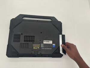 Langkah 1 — Membuka Tutup Bawah Laptop
