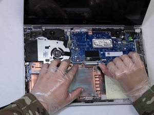Langkah 3 — Mengakses Motherboard dan Mengganti RAM