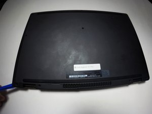 Langkah 1 — Matikan Laptop dan Buka Panel Belakang