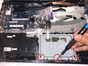 Langkah 7 — Mengangkat Trackpad dan Memasang yang Baru