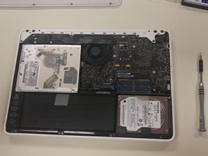 Langkah 1 — Membuka Tutup Bawah MacBook