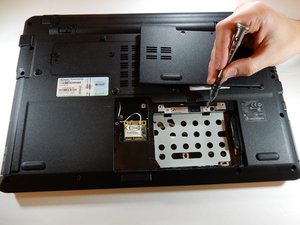 Langkah 3 — Lepaskan Sekrup Penahan Hard Drive