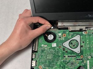 Langkah 6 — Mengangkat Motherboard