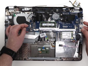 Langkah 3 — Mengganti Motherboard