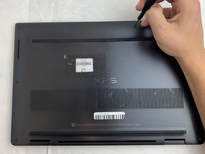 Langkah 1 — Matikan Laptop dan Buka Panel Belakang