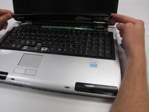 Langkah 2 — Angkat Tutup Keyboard