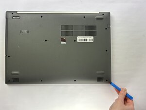 Langkah 2 — Melepas Casing Bawah