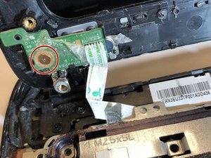 Langkah 6 — Mengangkat Plat Logam Motherboard