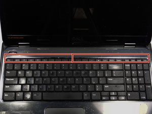 Langkah 6 — Angkat dan Balik Keyboard