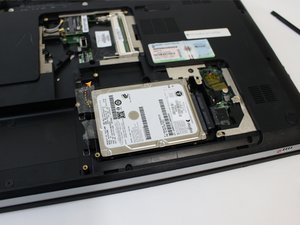 Langkah 3 — Mengeluarkan Hard Drive dari Penjepit