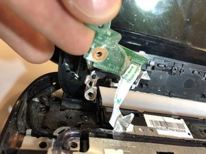 Langkah 6 — Mengangkat Plat Logam Motherboard