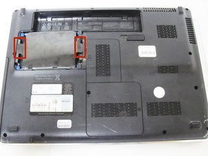 Langkah 3 — Buka Penutup Hard Drive