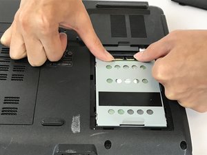 Langkah 3 — Lepaskan Hard Drive Lama