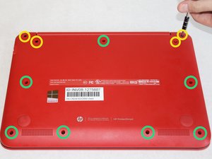 Langkah 1 — Menghilangkan Kaki Karet dan Mengambil Screws