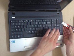 Langkah 2 — Lepaskan Kunci Keyboard dengan Spudger Plastik