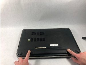 Langkah 1 — Mengeluarkan Baterai Laptop
