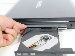 Langkah 5 — Mengeluarkan Optical Drive