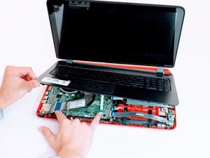 Langkah 6 — Lepaskan Keyboard dan Siapkan Motherboard Lama