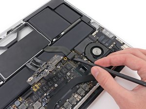 Langkah 1 — Lepaskan Kabel SSD dari Papan Logika
