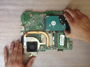 Langkah 6 — Keluarkan Hard Disk dan Kipas