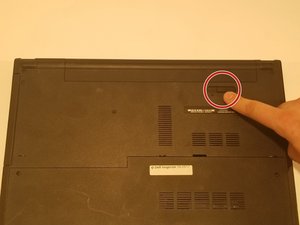 Langkah 2 — Buka Tutup Bawah Laptop