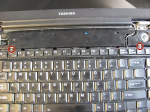 Langkah 3 — Lepaskan Kabel Keyboard dan Buka Panel Bawah