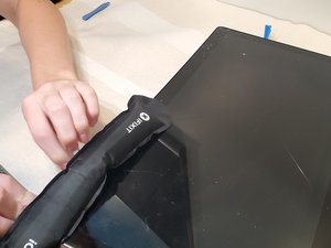 Langkah 3 — Membuka Casing dan Mengangkat Layar