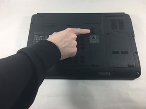 Langkah 1 — Matikan Laptop dan Buka Tutup Bawah